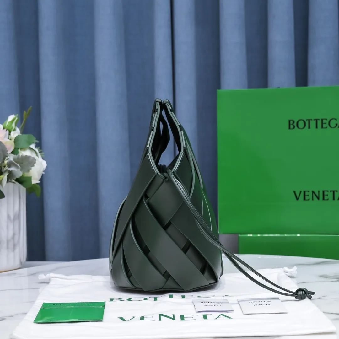 #B家 🔥4042 new autumn and winter styles are here! This is a creative handbag that looks super high-end. French calfskin scissor handbag. The inner bag can be actively used separately. Paper nylon drawstring bag. Magnetic handle opening and closing makes the whole bag calm and practical. Innovative concepts and classics coexist, making you feel the modern realm of art and elegance. Size 31x30.5x17.5, model: 6610#